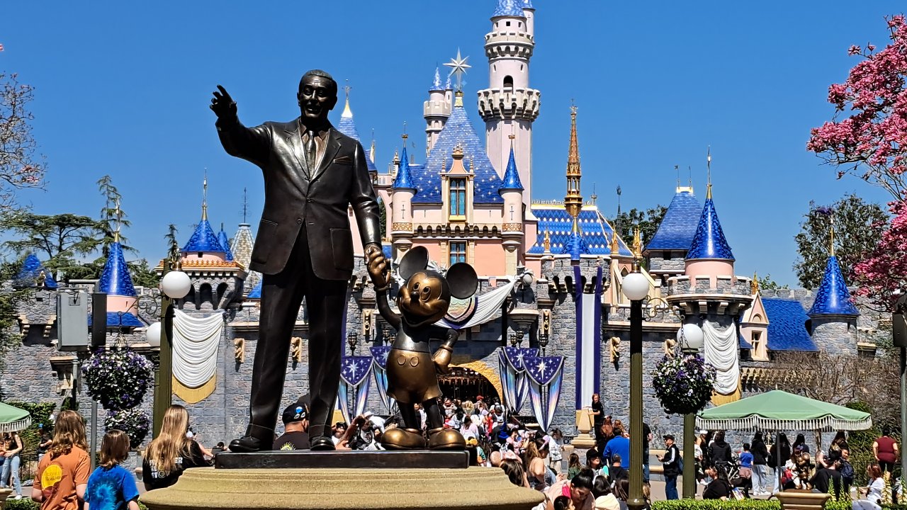 Statue von Walt Disney und Micky Maus vor dem Schloss im Disneyland.