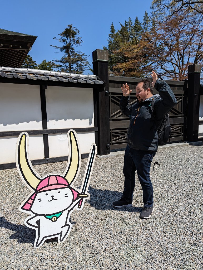 [28/04/2023] Die prächtige Burg in Hikone hat ebenfalls ein Maskottchen - das wollte erst einmal mein Ticket sehen.