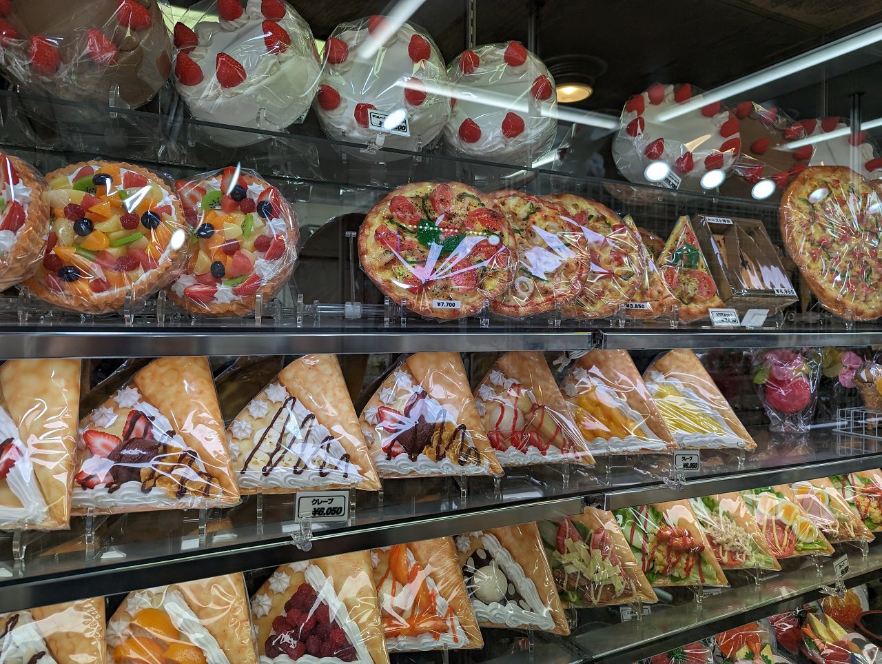 [28/04/2023] Zum Reinbeißen - aber Finger weg! Das sind nur Plastik-Repliken für Restaurants. In diesem Shop können sich Leute sie für ihre Gaststätten kaufen.