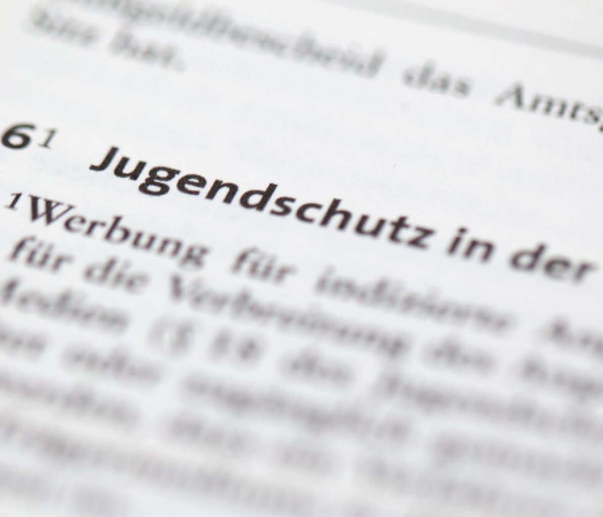 Eine Nahaufnahme von einem Dokument, in dem es um Jugendschutz geht.