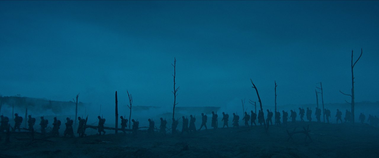 Marschierende Soldaten, die im nachtblauen Himmel und viel Rauch bildhübsch von Kameramann James Field eingefangen wurden.