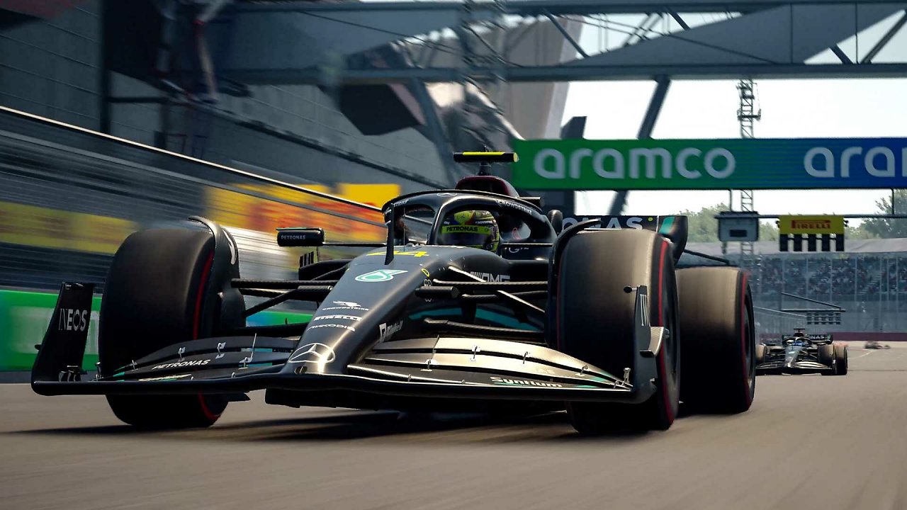 Hamilton im Mercedes auf der Strecke in Silverstone