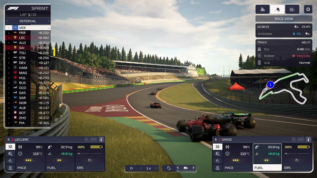 Zweikampf zwischen Alonso und Sainz in Spa kurz vor der Eau Rouge