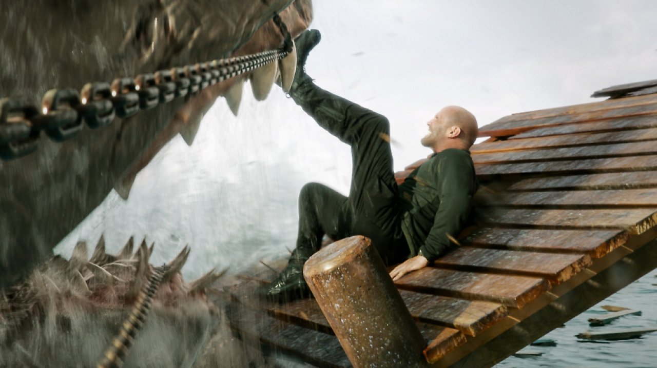 Jason Statham tritt nach einem Riesenhai in Meg 2.