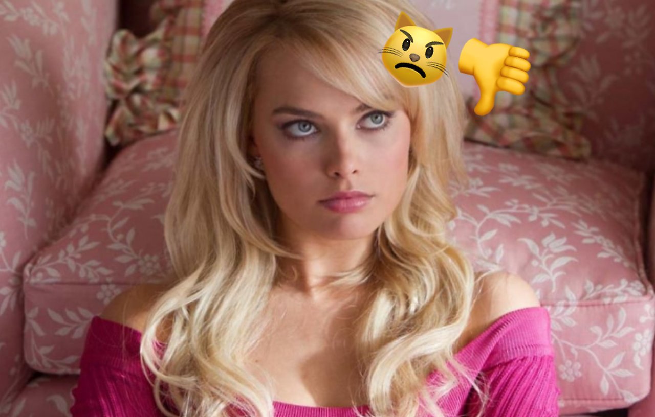 Margot Robbie als Barbie - mit einem Daumen-runter-Emoji verziert.
