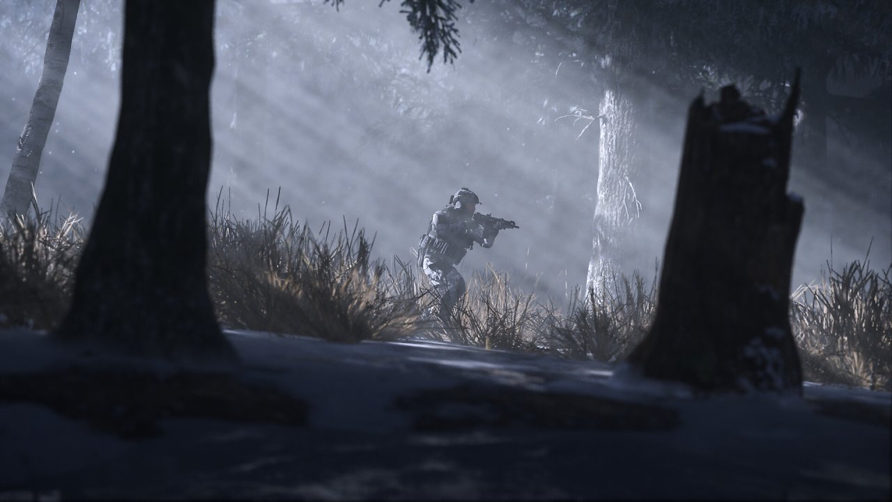 Ein Soldat läuft mit Gewehr im Anschlag durch einen verschneiten Wald