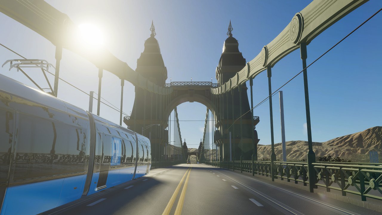 Blick entlang einer Brücke mit einer Straßenbahn auf der linken Seite.