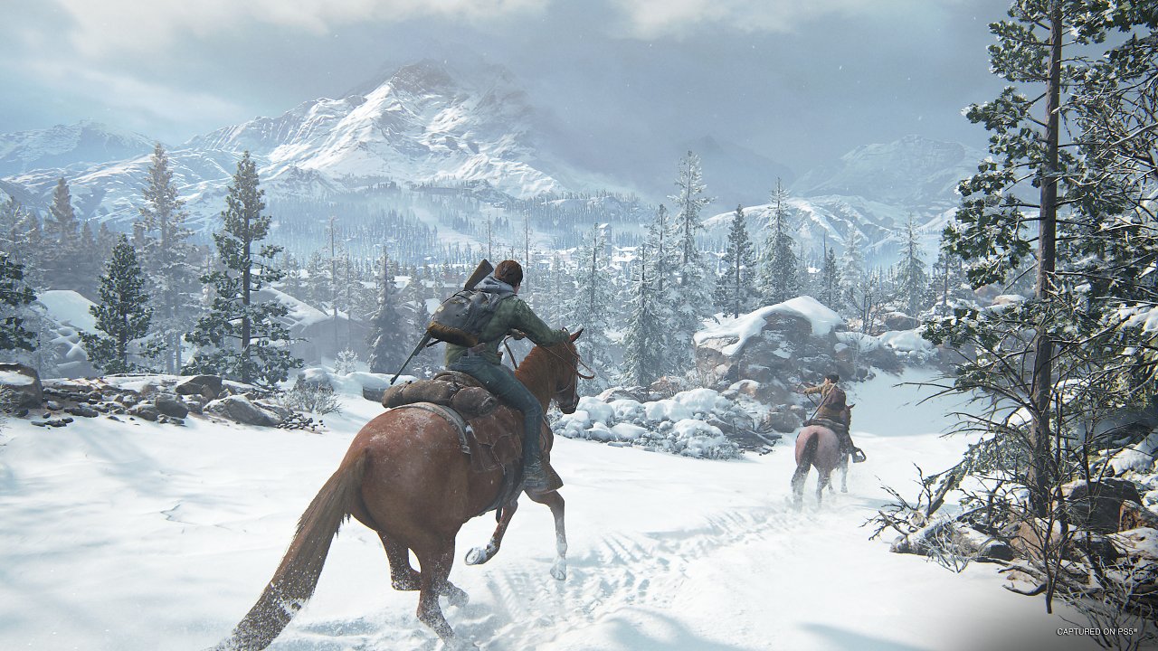 Ellie und Dina reiten auf ihren Pferden durch eine Schneelandschaft.