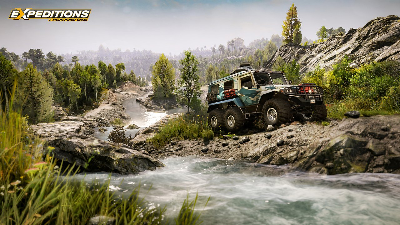 Eine waldig und bergige Landschaft, ein kleiner Fluss läuft von oben nach unten durch das Bild, reichts fährt ein Jeep am Ufer entlang.
