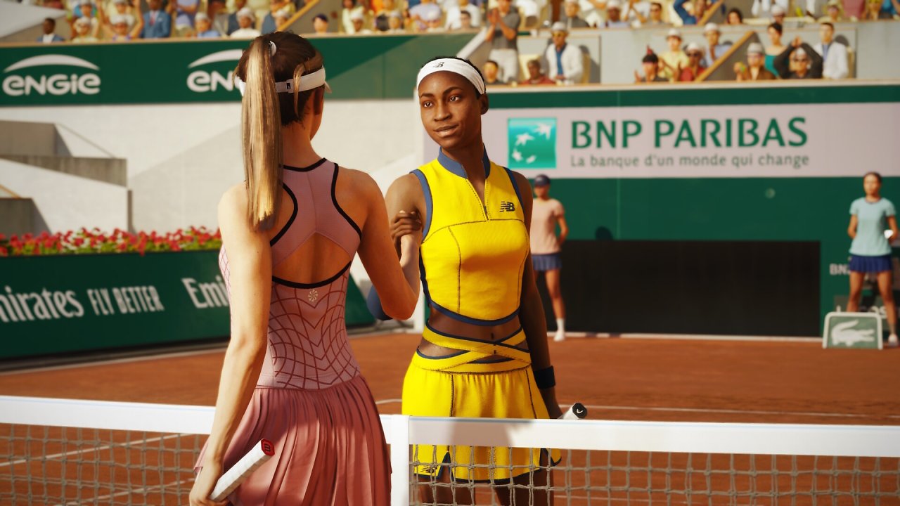 Zwei Tennisspielerinnen geben sich am Netz die Hand