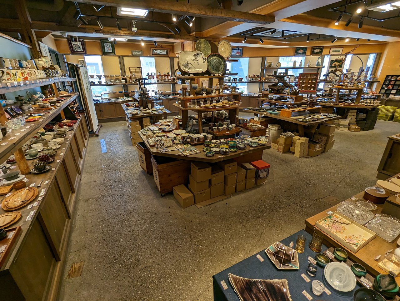 [08/04/2024] Keramik, so weit das Auge reicht. Dieser Shop am Anfang der 