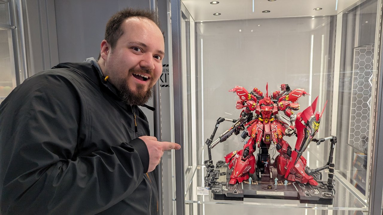 [08/04/2024] Solche Mega-Figuren sind in Shops ausgestellt, aber auch in Gundam Bases, welche als Mix aus Laden, Museum, Kunstgalerie und Schrein für all things Gunpla dienen.