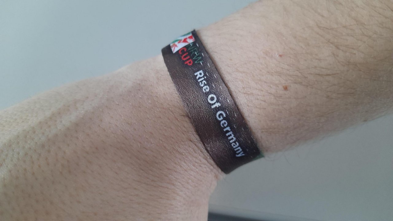 Das Armband für den Einlass beim Event