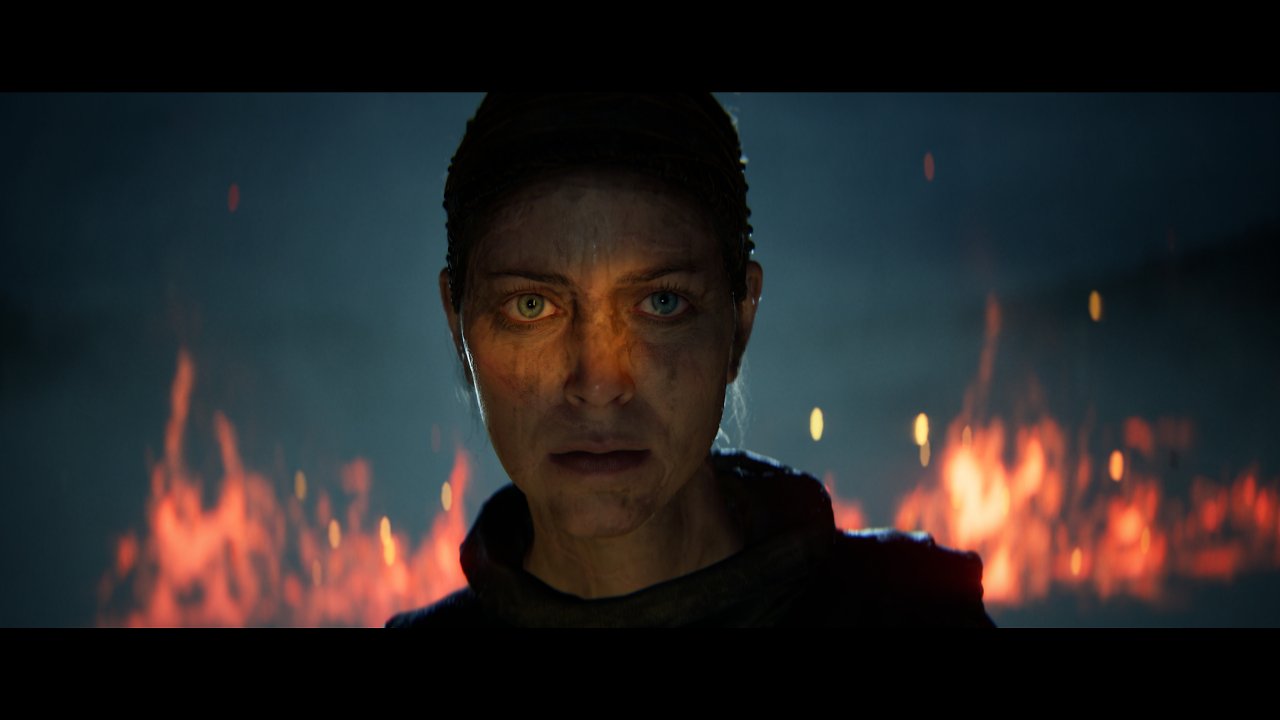Senua steht umringt von Flammen