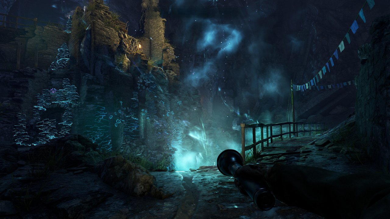 Ein unheimliches blaues Leuchten vor einer alten Burgruine.