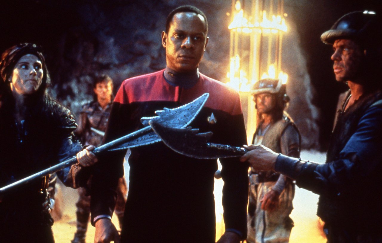 Commander Sisko auf einem apokalyptischen Schlachtfeld