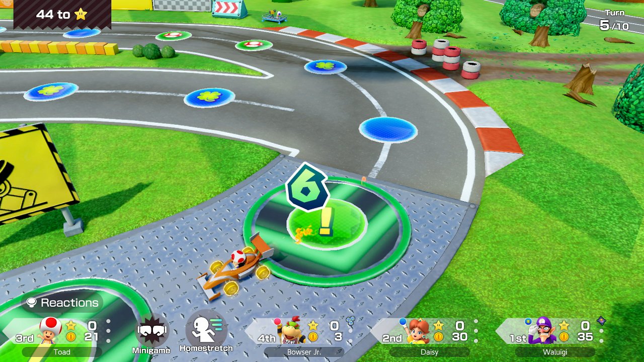 Toad fährt in einem Kart sechs Felder auf der Rennstrecke vorwärts