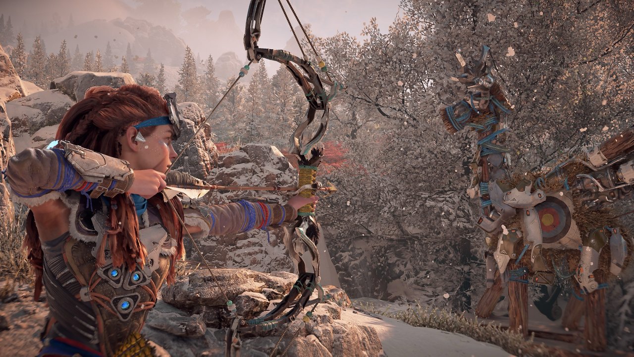 Aloy zielt mit dem Bogen auf eine Attrappe