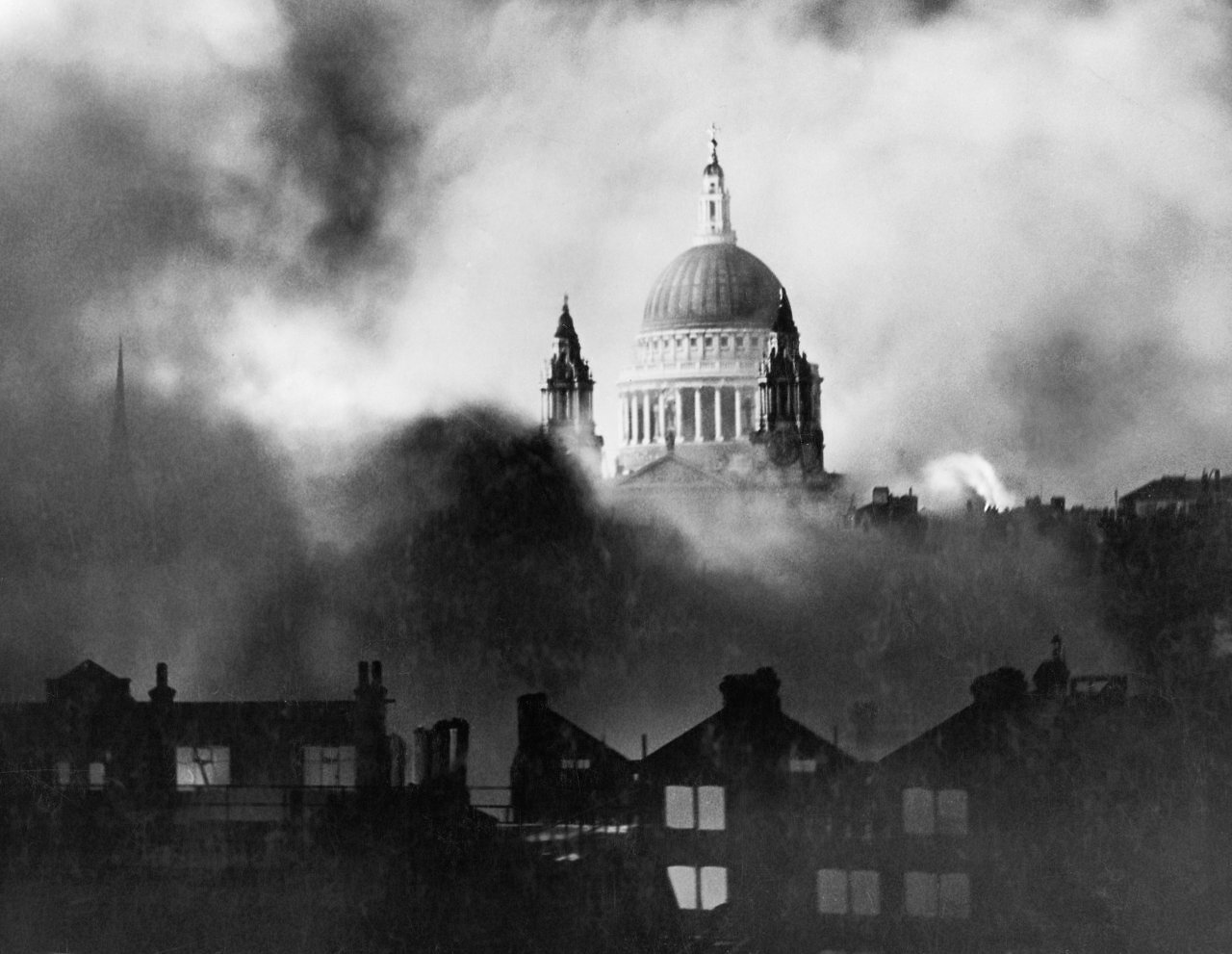 Die Kuppel der St. Pauls Cathedral erhebt sich über den Rauch von gefallenen Bomben während des zweiten Weltkriegs