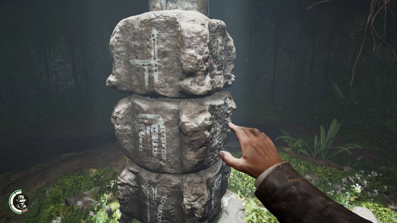 Indy betätigt eine Rätselsäule aus uraltem Gestein.