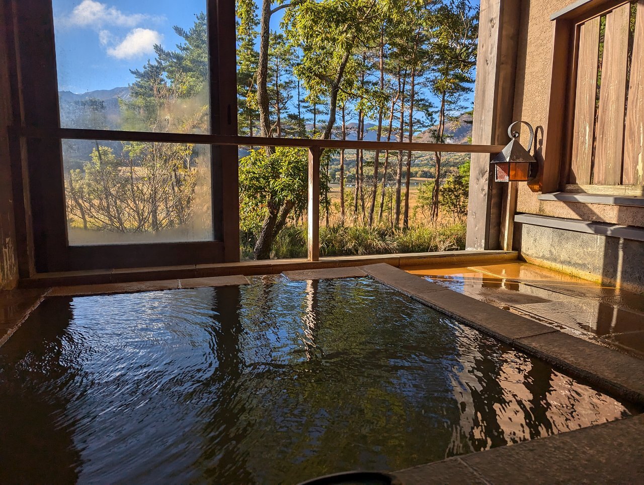 [13/12/2024] Wer aufgrund von Tattoos Probleme mit Onsen-Einlass hat, muss auf Privat-Onsen in größeren Anlagen oder als Teil eines Hotels setzen.