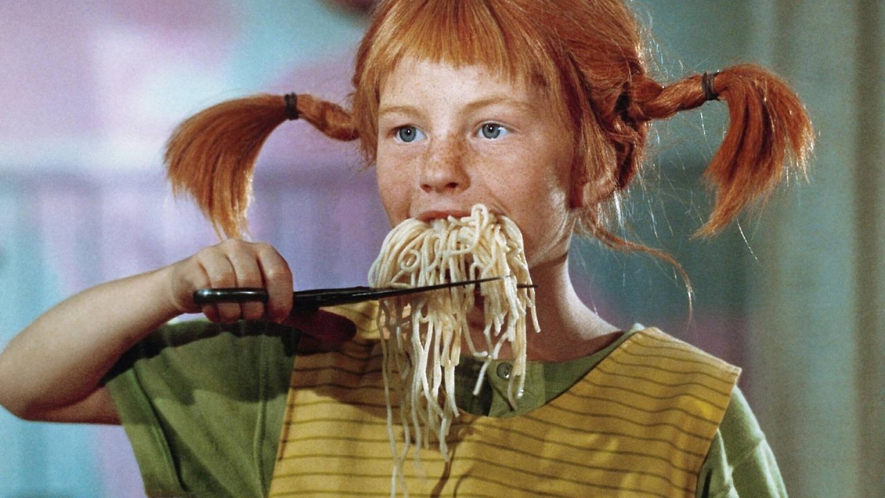 Pippi gönnt sich Spaghetti.