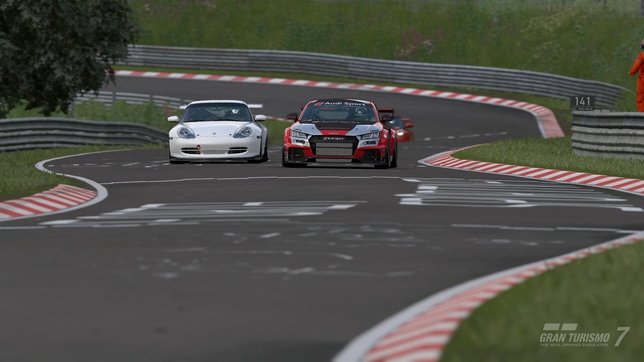 Drei Fahrzeuge fahren über die Nürburgring Nordschleife