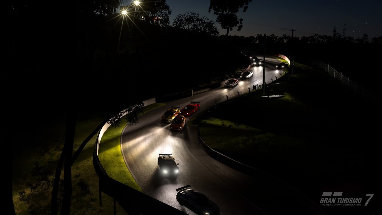 Ein Rennen in Gran Turismo 7 in der Nacht