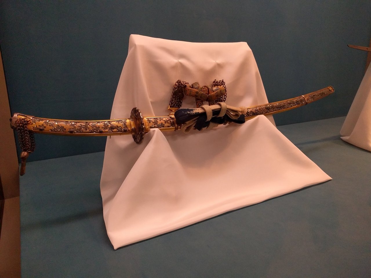 [09/01/2025] Das Nationalmuseum in Tokyo wartet mit beeindruckenden Waffen, Rüstungen und anderen Ausstellungsstücken auf. Studierende kommen beispielsweise zum halben Preis rein, auch Schwerbehinderte müssen weniger zahlen.