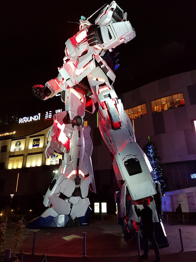 [16/01/2025] Beleuchteter Gundam mit beweglichen Elementen und Anime-Szenen, die im Hintergrund ausgestrahlt werden - das gibt es beim Unicorn Gundam in Odaiba, Tokyo