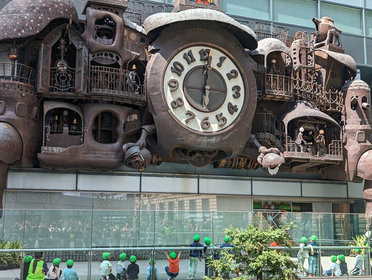 [17/01/2025] Diese Uhr samt beweglichen Figuren und Glockenspiel zu vollen Stunden hat niemand Geringeres als Hayao Miyazaki designt - der Vater von Animes wie Totoro, Mononoke und Chihiros Reise ins Zauberland.
