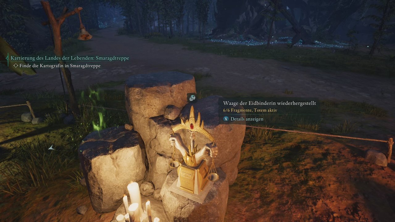 Ein Totem steht auf einem steinernen Sockel.