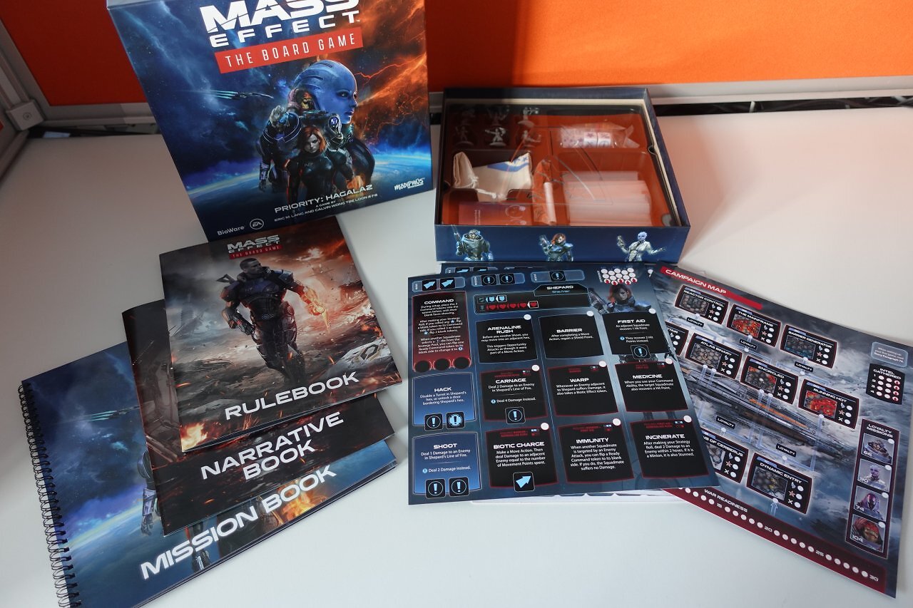Packung und Inhalt des Mass-Effect-Brettspiels.