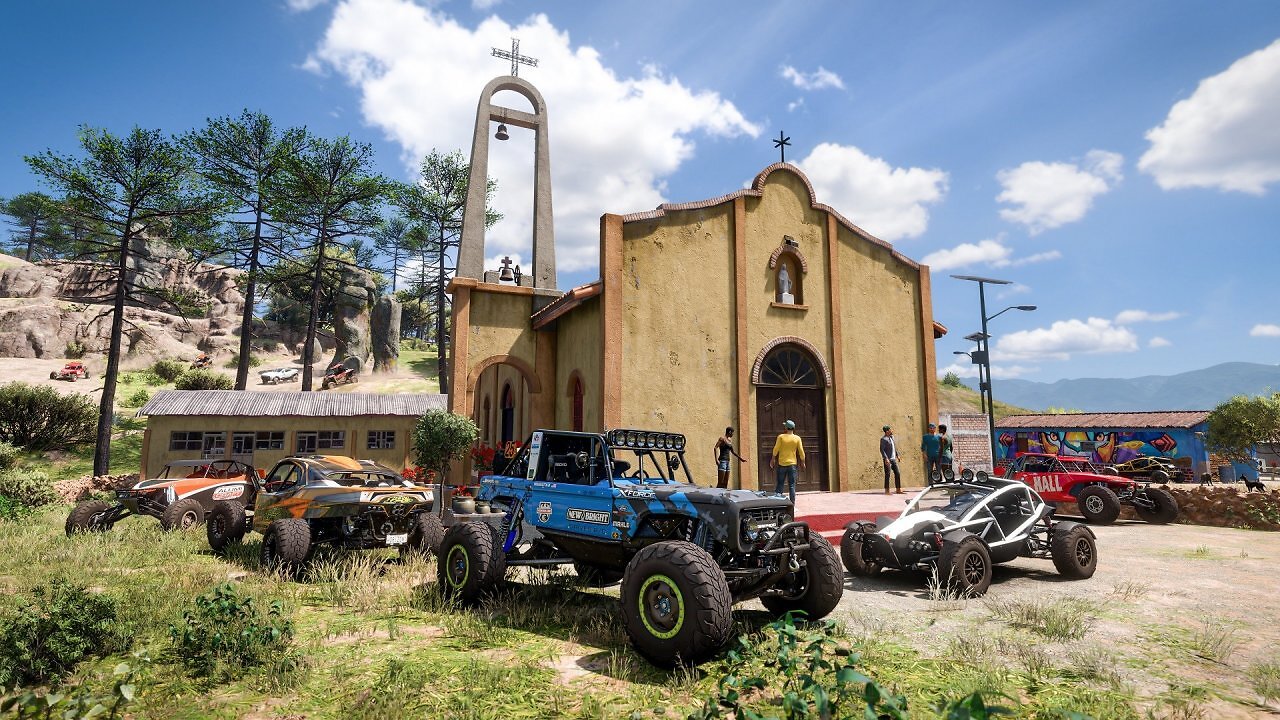 Offroad-Fahrzeuge stehen vor einer Kirche in Forza Horizon 5