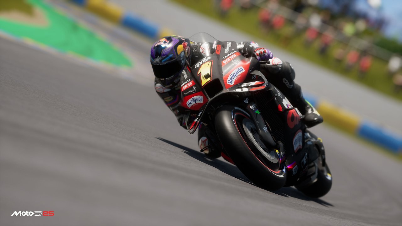 Ein Motorrad düst über die Strecke