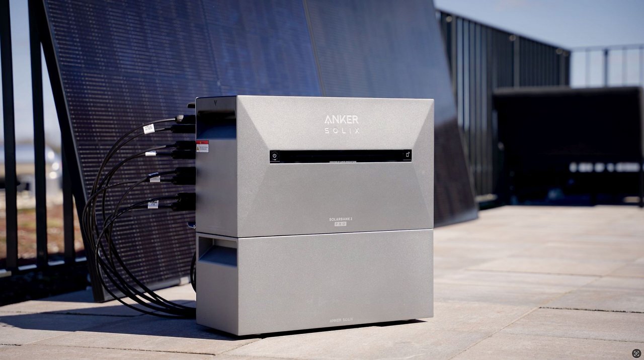 Die Anker Solix Solarbank 3 E2700 Pro bietet vier MPPT-Tracker, ist erweiterbar und nun bei Kleines Kraftwerk kräftig reduziert.