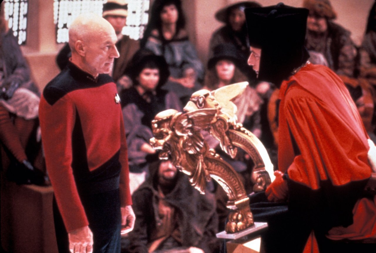 Im Heute stellt Picard fest, dass Qs Gerichtsverhandlung nie wirklich vorbei war.