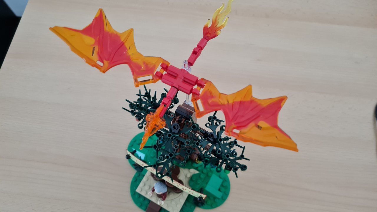 [18/06/2025] Der Feuerwerkdrache fliegt über LEGO Das Auenland hinweg