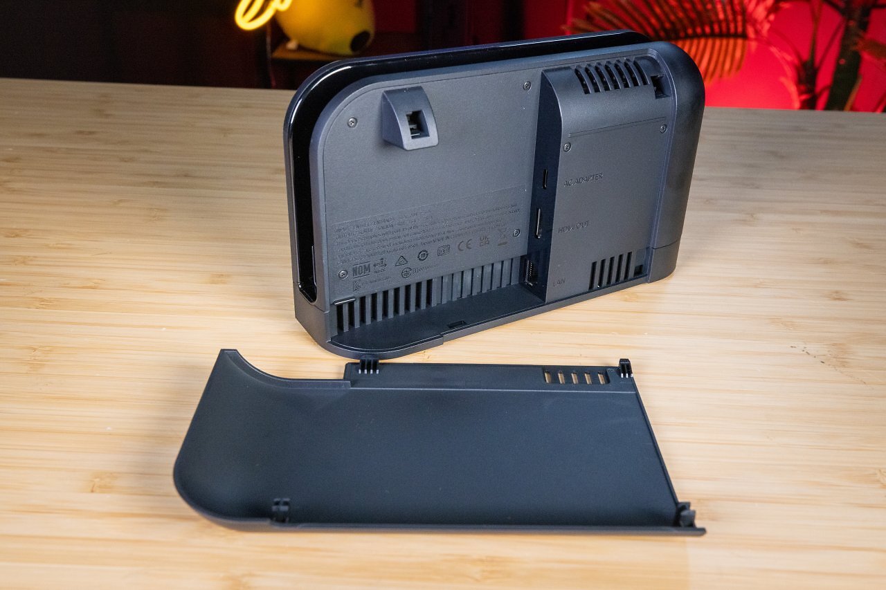 Die Rückseite des TV-Docks der Switch 2 mit geöffneter Klappe