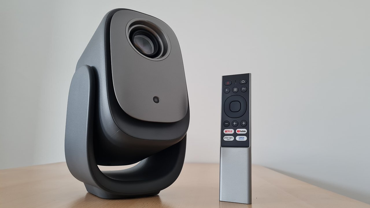 Der Dangbei N2 mini mit seiner Fernbedienung auf einem Tisch