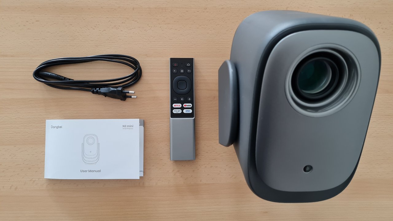 Packungsinhalt des Dangbei N2 mini: Beamer, Fernbedienung, Kabel, Anleitung