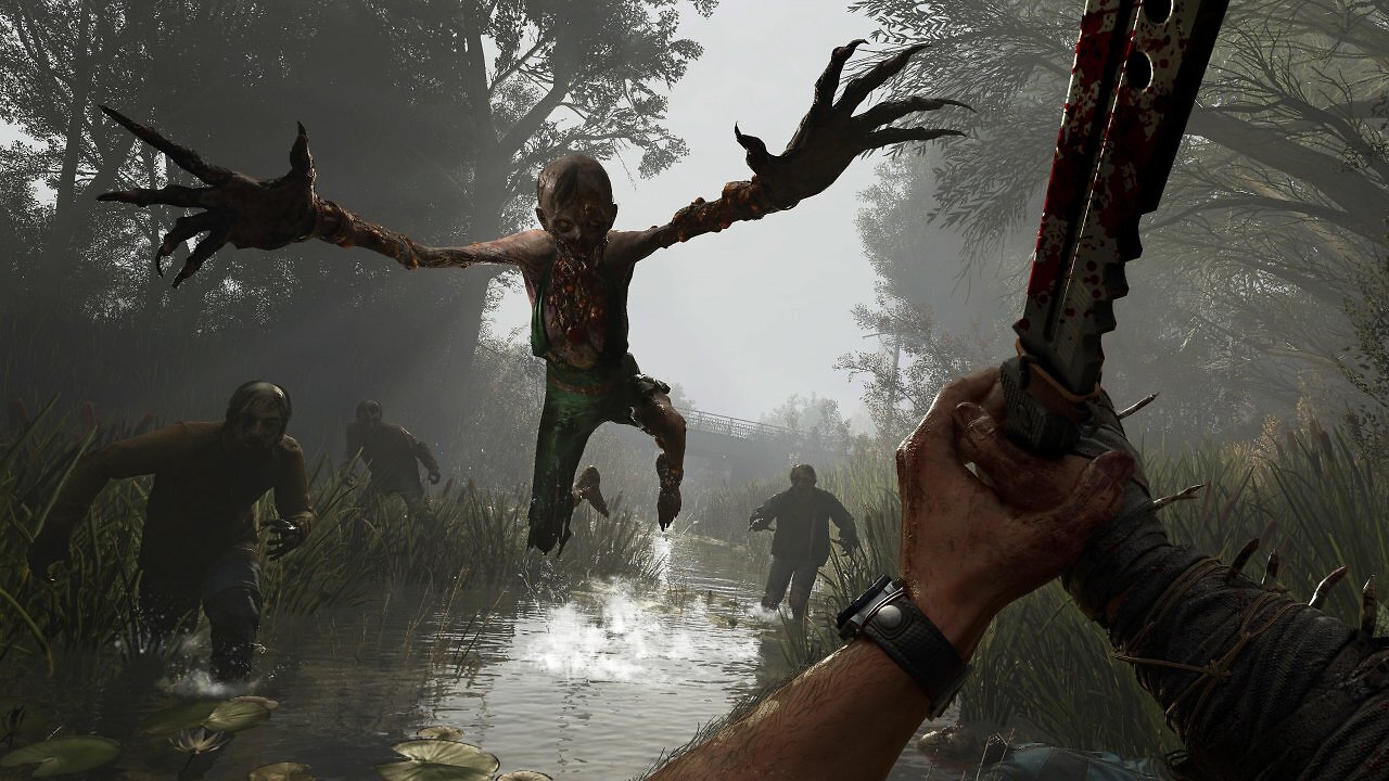Die Spielfigur wehrt mit einer Machete gegen einen heranspringenden Zombie.