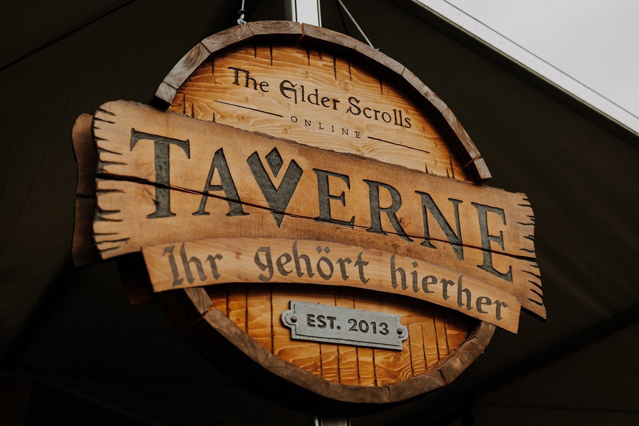 Holzschild mit ESO-Taverne-Schriftzug