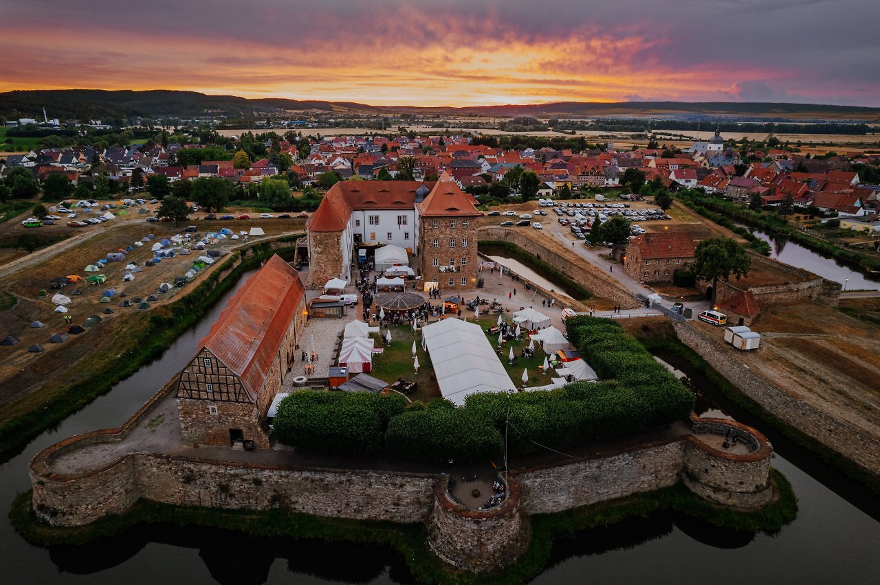 Eine Luftaufnahme der Wasserburg Heldrungen