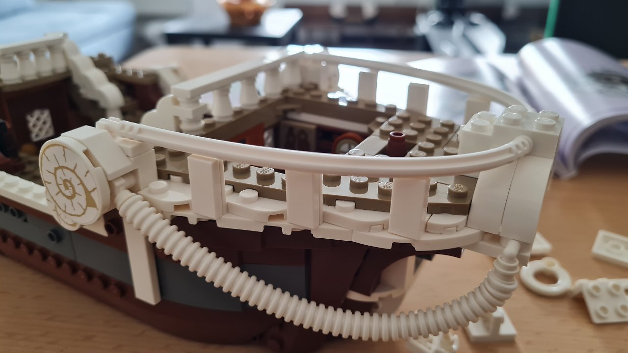 LEGO-Baumaterial auf einem Tisch