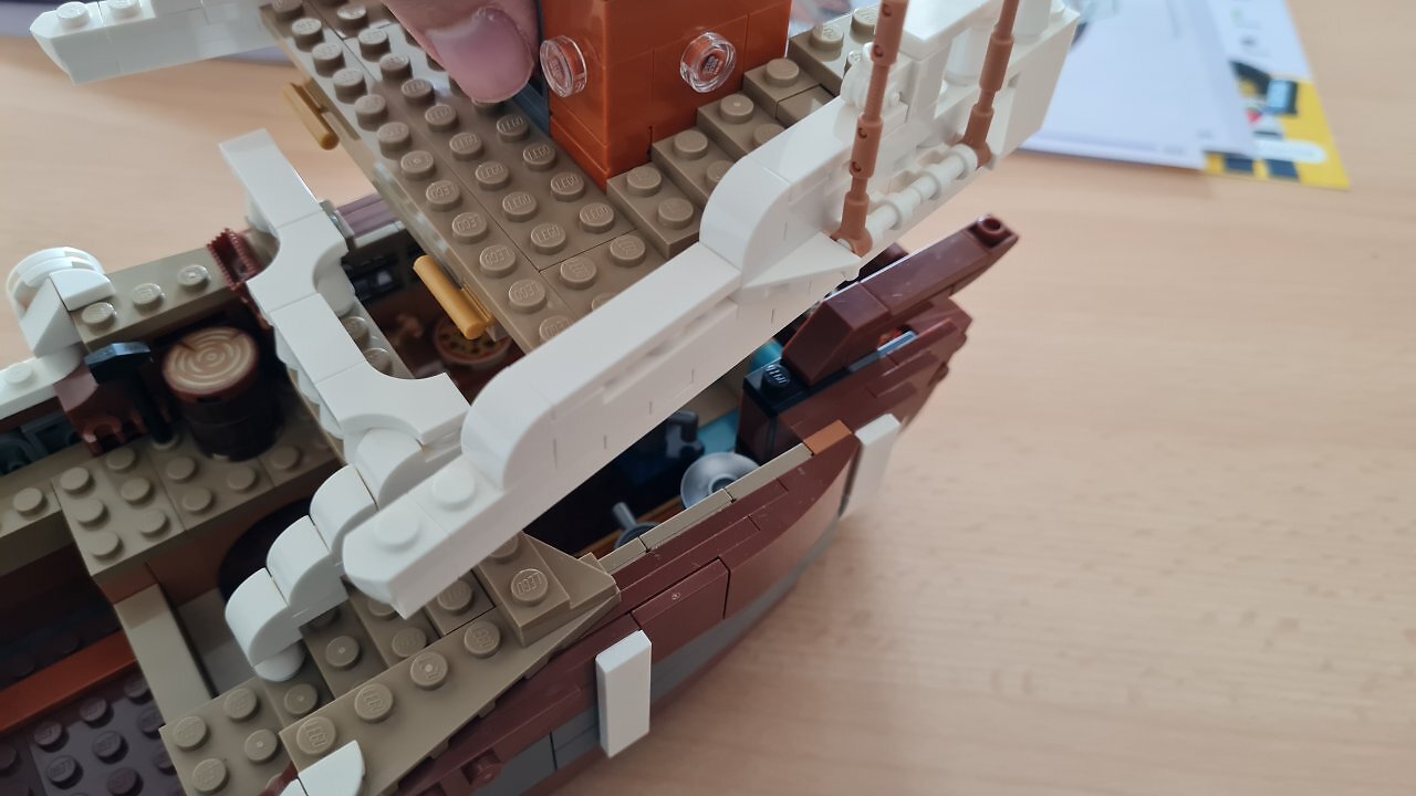 LEGO-Baumaterial auf einem Tisch