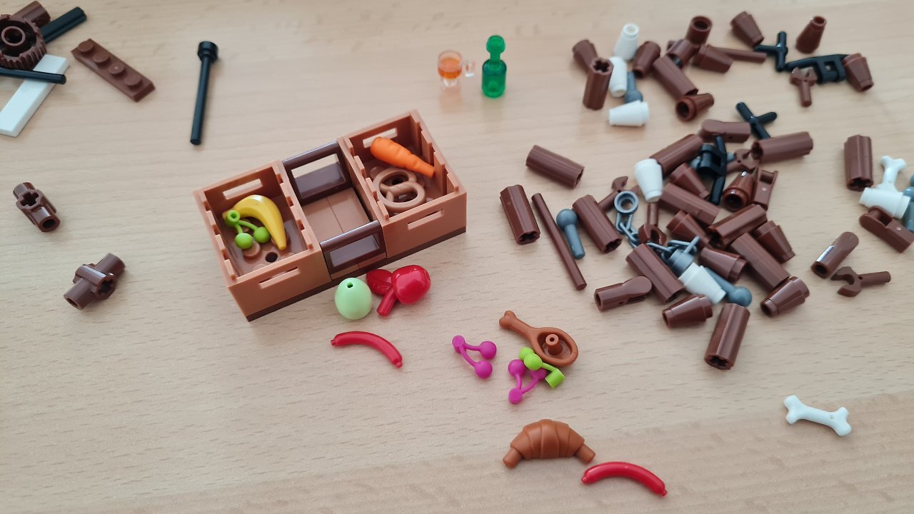 LEGO-Baumaterial auf einem Tisch