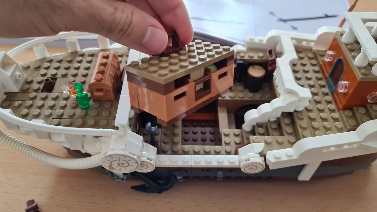 LEGO-Baumaterial auf einem Tisch