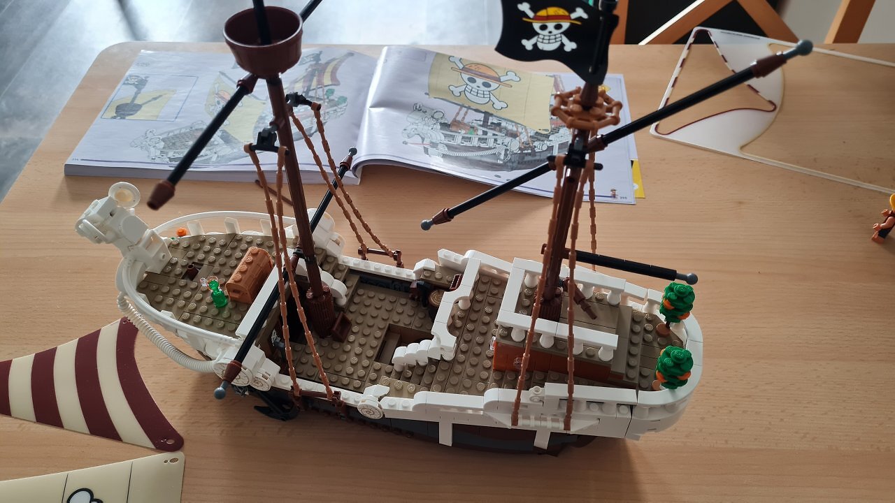 LEGO-Baumaterial auf einem Tisch