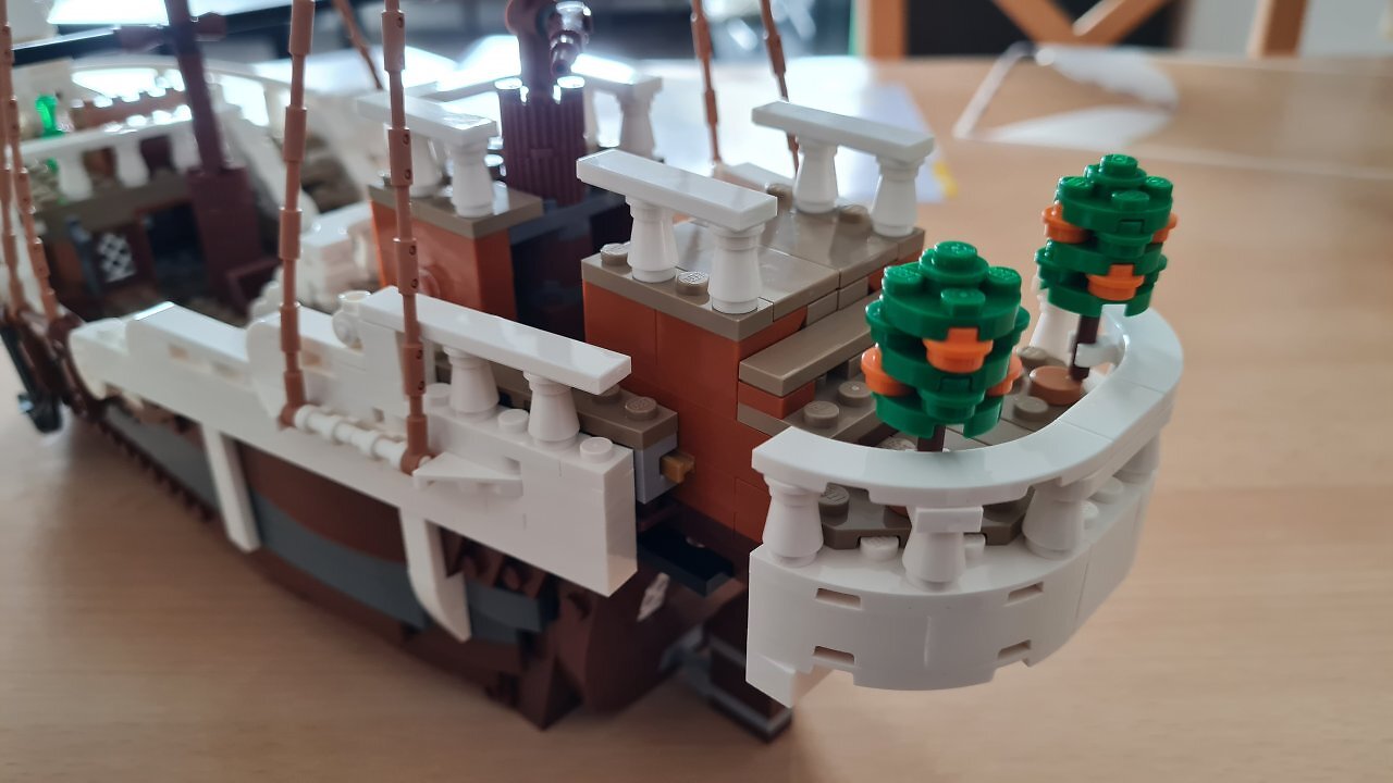 LEGO-Baumaterial auf einem Tisch